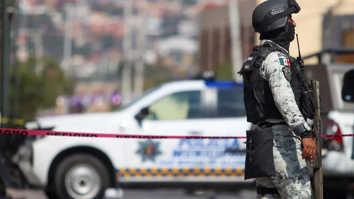 Policía estatal se lesiona accidentalmente al manipular su arma en San José Iturbide