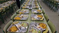 El servicio de comedor escolar en Cataluña aprueba raspando, según un informe de Educo: nota media de 2,9 y críticas al gusto y las raciones