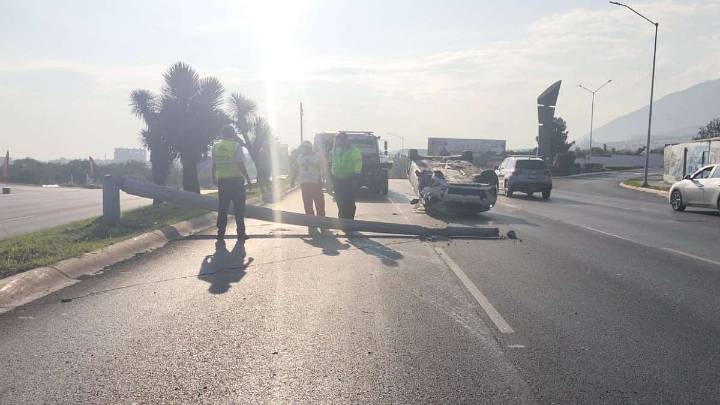 Mujer choca su auto BMW contra poste y vuelca en avenida Leones en Monterrey