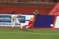 Tiene 31 años. Un futbolista se rompió el cuello en pleno partido tras chocar contra una valla publicitaria en China