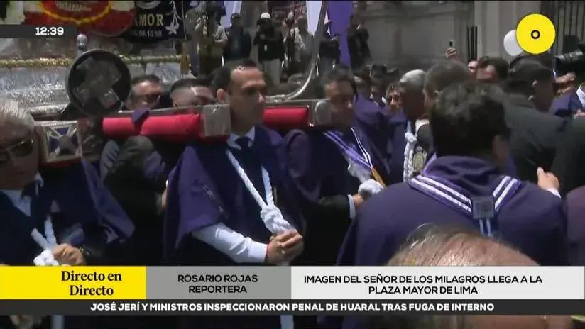 José Jerí cargó el anda del Señor de los Milagros en la Plaza Mayor de Lima [VIDEO]
