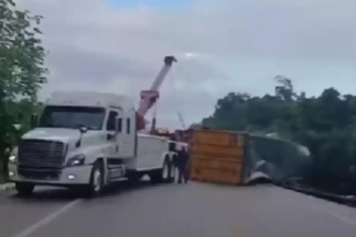 Tráiler choca sobre la autopista El Tintal-Playa del Carmen y la gente roba la mercancía