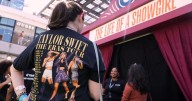 Fanáticos de Taylor Swift celebran “The Life of a Showgirl”