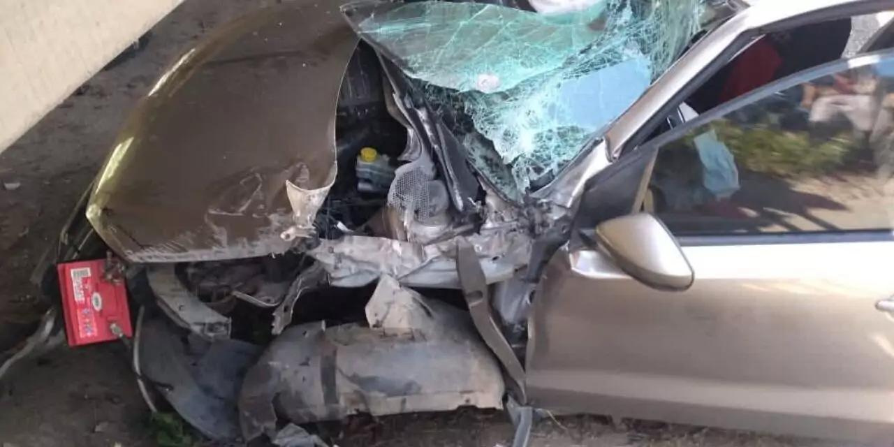 Sobrevive de milagro tras caer con su auto de puente en Juchitán