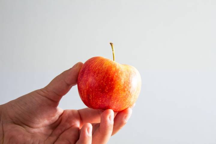 What Happens to Your Body When You Eat an Apple Before Bed