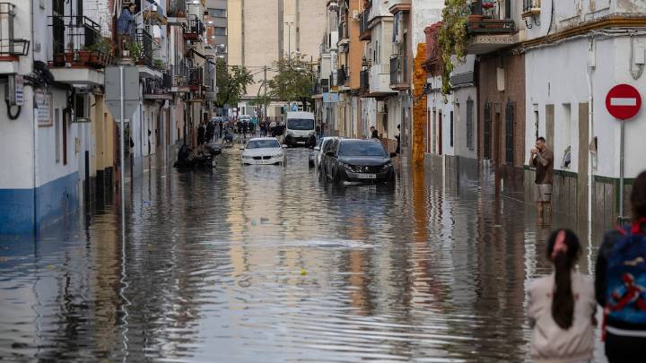 Un herido, colegios evacuados en la provincia de Huelva y caos en Sevilla por las fuertes lluvias