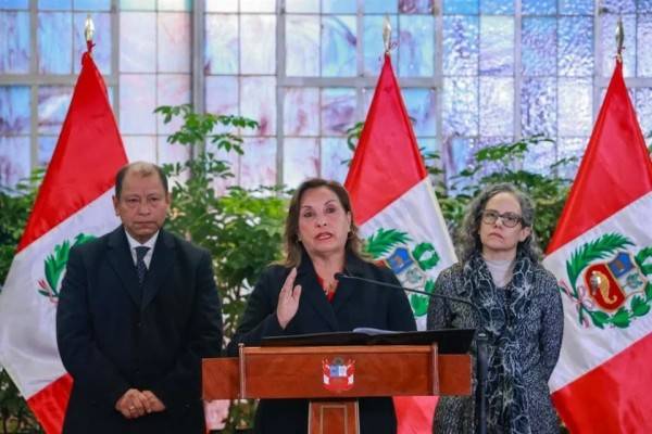 Buscan moción para destituir a Presidenta peruana