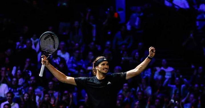 Zverev supera a su 'bestia negra'... vence a Medvedev y va a semis en París