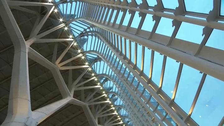 Gritos e insultos a Carlos Mazón durante el homenaje