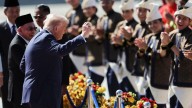 Trump se marca un baile ante los artistas nativos al aterrizar en Malasia