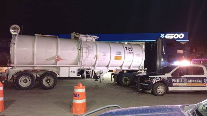 Golpe al huachicol: policía de Ecatepec y Marina aseguran combustible robado