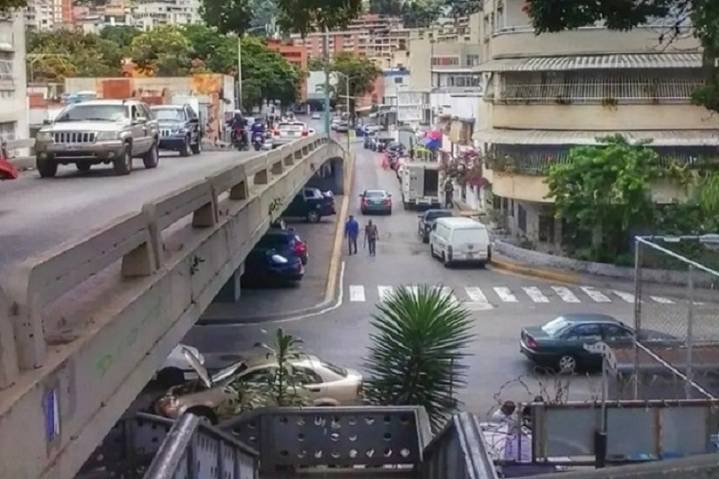 Restringen circulación vehicular entre Santa Mónica y Los Chaguaramos