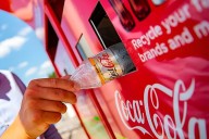 Coca-Cola quiere cambiar las máquinas expendedoras para siempre: unas que te dan dinero por regresar las botellas