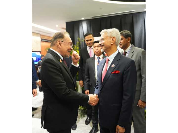 EAM holds talks with Malay PM on bilateral ties on ASEAN Summit s