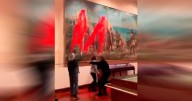 VIDEO| El momento en que activistas lanzan pintura roja al cuadro de Colón en Madrid: "12 de octubre, nada que celebrar"