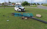 Impactante accidente en La Plata: un automovilista perdió el control y se estrelló contra la rotonda de 520 y 31