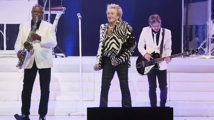 Rod Stewart convierte su show en una oda a los años 70 y 80