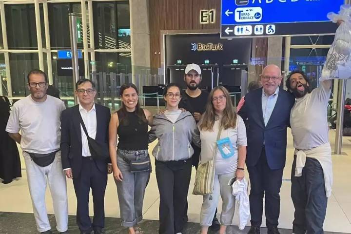 Hacen escala en Estambul mexicanos repatriados que participaron con la Flotilla Sumud