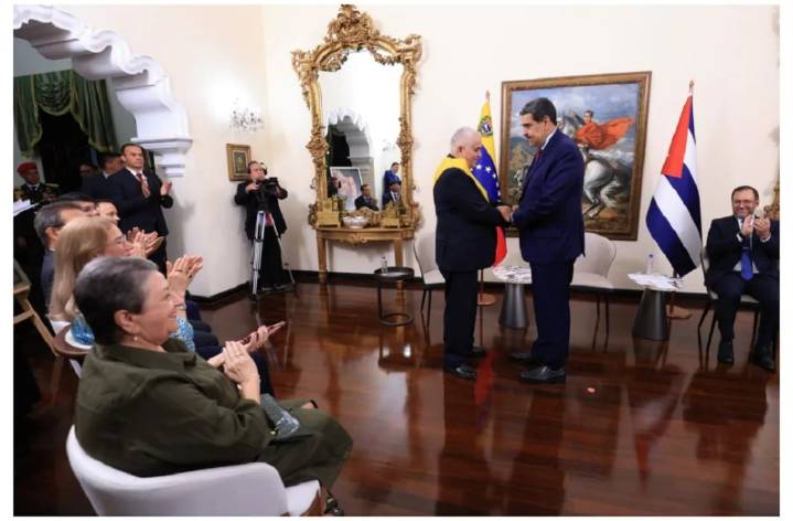 Maduro condecora a embajador de Cuba por su labor diplomática