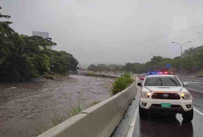 Desborde del río Guaire en Mampote causa alerta en Miranda