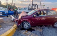 Ocasiona choque conductor tras ignora semáforo en rojo en periférico LEA