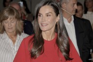 La reina Letizia copia a Leonor uno de sus vestidos (pero en el color de moda) y estrena unos zapatos que queremos todas en la redacción