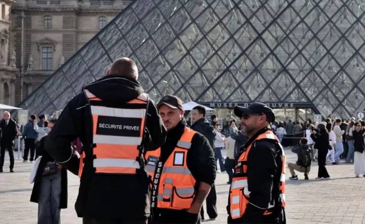 Fiscal de París: Dos sospechosos del robo en el Louvre admiten su participación «parcialmente»