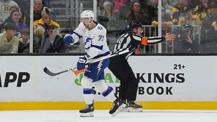 Cirelli scores twice, Lightning hand Bruins 1st loss