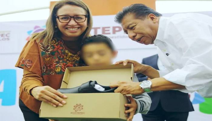 Azucena Cisneros entregan pares de zapatos a estudiantes de Ecatepec