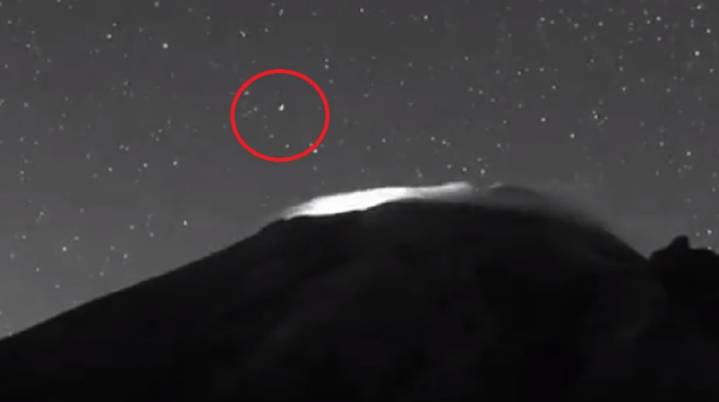 Captan objetos desconocidos sobre el Popocatépetl; uno...