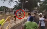 Videos | Lanzan lodo y corren a alcaldesa de Álamo; ‘¡Hasta ahora te presentas!', le reclaman habitantes