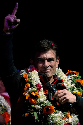 Paz busca presidencia de Bolivia con la promesa de acabar con la crisis sin aplicar un gran ajuste