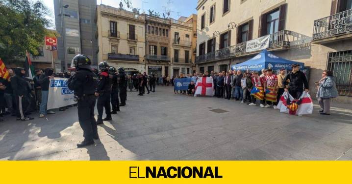 Tensión en Sant Andreu: los mossos cargan contra manifestantes que boicoteaban la carpa de Aliança Catalana