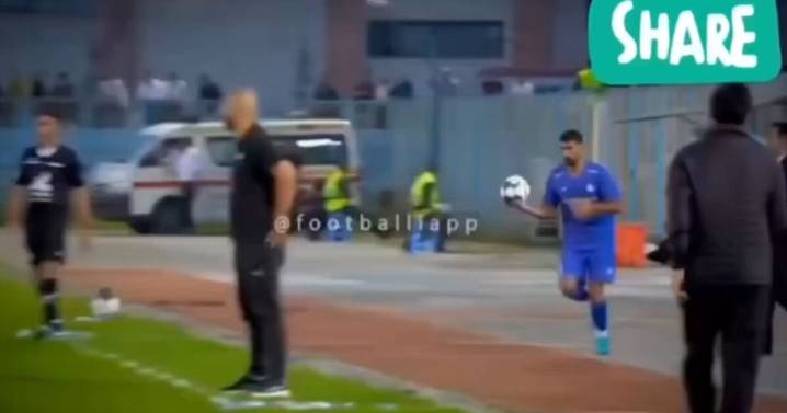 No creerás el increíble blooper que este jugador hizo en un saque de banda; casi se rompe el cuello