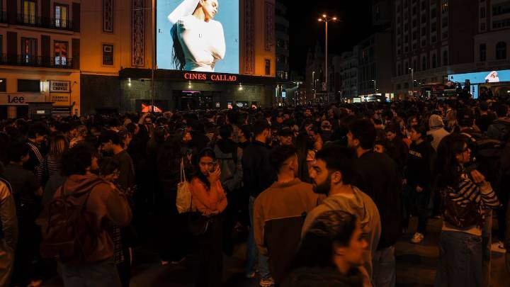 Así ha sido el momento en que los fans de Rosalía ovacionan a un autobús en Callao