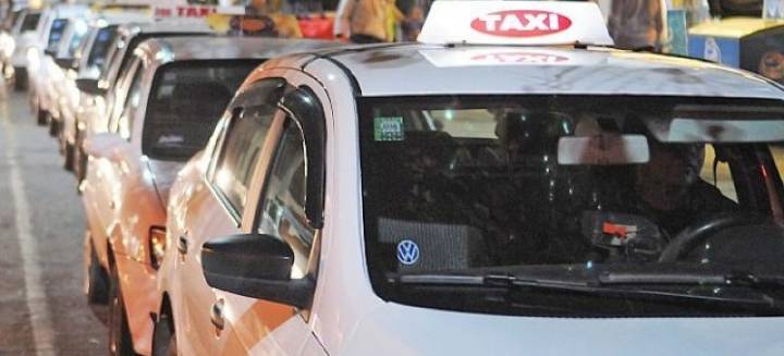 CRECE EL CONFLICTO ENTRE TAXIS Y REMISES POR UBICACIÓN DE UNA PARADA