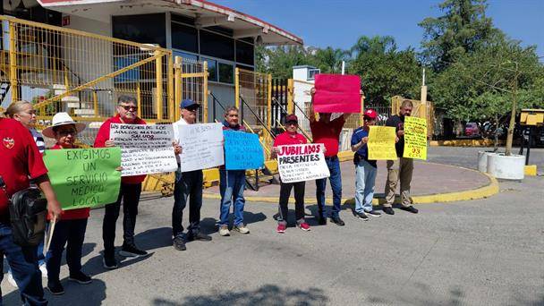 Jubilados de Pemex toman instalaciones en Zapopan por falta de medicamentos y atención médica