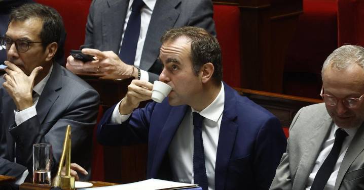 Los socialistas salvan al gobierno francés de la censura