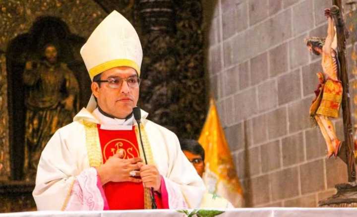 Un obispo peruano renunció al ser acusado de tener 17 amantes