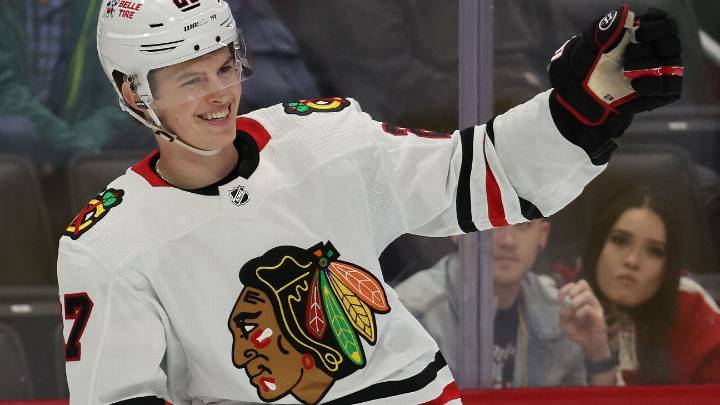 Blackhawks trade Reichel to Canucks for '27 fourth