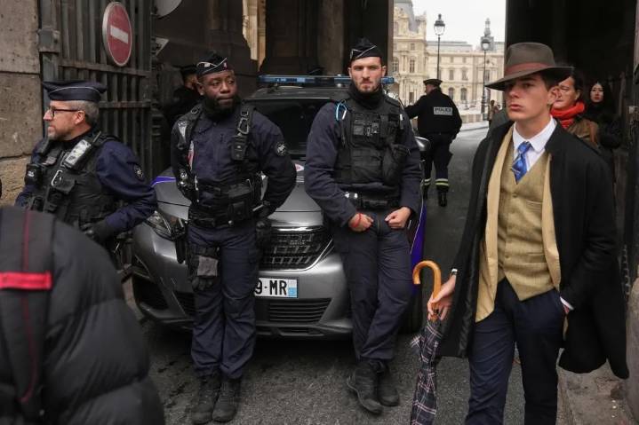 El misterio del hombre con sombrero frente al Louvre justo después del robo: ¿Un detective, un turista o un simple transeúnte?