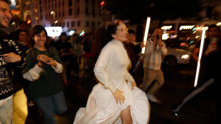 Rosalía la lía en el centro de Madrid con la presentación de su nuevo disco, 'Lux'