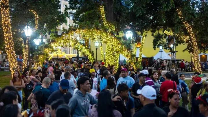 Venezuela enciende una anticipada Navidad y augura "paz" en medio de la tensión con Estados Unidos [FOTOS]