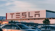 Gigafábricas sostenibles que consumen la electricidad de una ciudad como Málaga y donde se ensamblan coches cada 45 segundos: el secreto de Tesla para producir vehículos prémium a precios competitivos