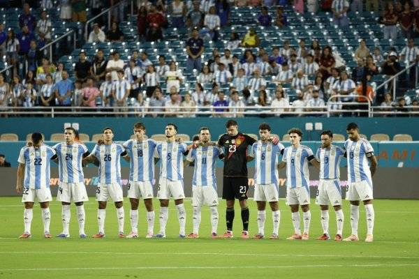 El respetuoso minuto de silencio para Miguel Ángel Russo en el partido de la Selección