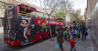Un bus turístico se incendia en la avenida Diagonal de Barcelona