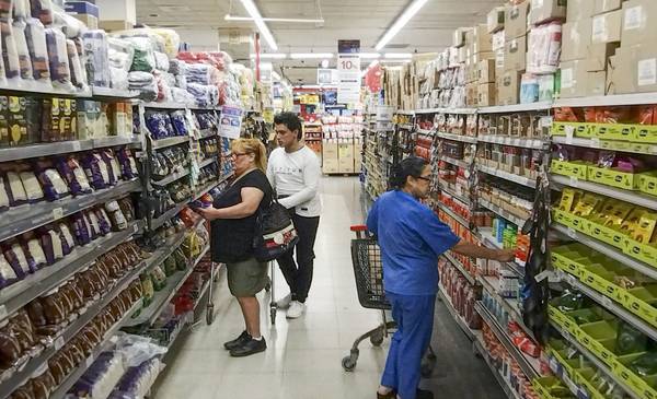 Los argentinos consumen cada vez menos y se endeudan más en compras en supermercados