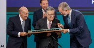 El Rey entrega el premio Foro La Toja-Josep Piqué a Miguel Herrero y Rodríguez de Miñón y a Miquel Roca, 'padres' de la Constitución