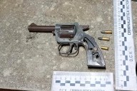 Detuvieron a un joven armado que merodeaba una plaza y una escuela