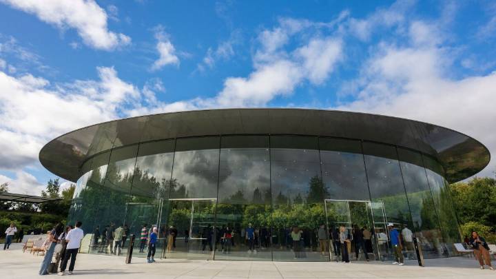 Legal experts condemn Apple bowing to White House's request to remove ICE tracking app